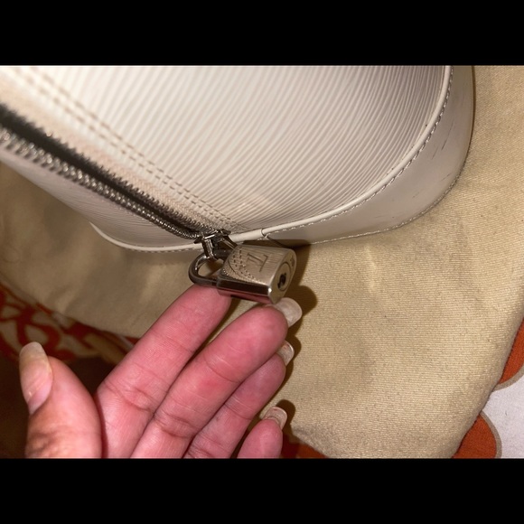 Authentic Louis Vuitton Alma Epi - Picture 7 of 8